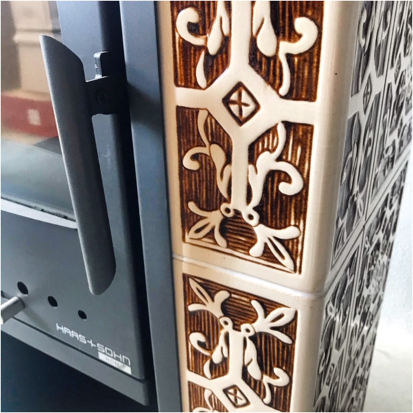 HAAS+SOHN Kachlová kamna ČIČMANY, černá,  kachle slonová kost/hnědá