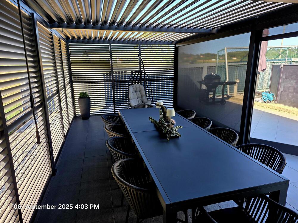 PANEL ZASTÍNĚNÍ ANTRACIT, SKLÁPĚCÍ LAMELY, HORIZONTÁLNÍ 1 m pro bioklimatickou pergolu